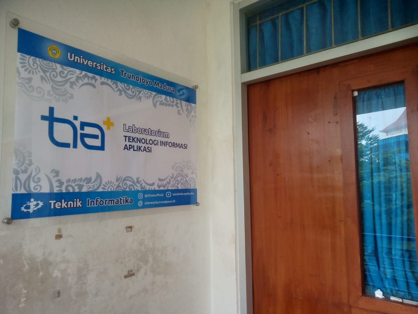 Laboratorium Teknologi Informasi dan Aplikasi